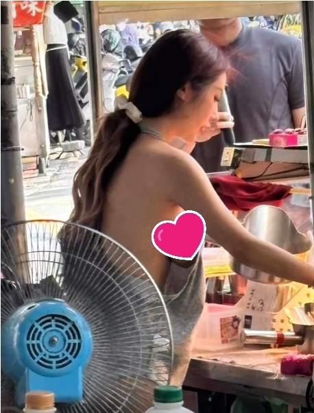 排骨酥闆娘「真材實料」！圍裙「側身大挖空」全被拍　隔壁攤認：我膚淺了