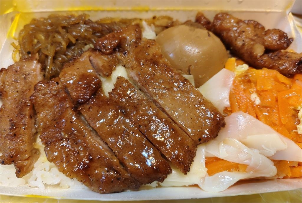 基隆便當店「排骨飯+3配菜」只要50元！在地人認證：20年前也是這價錢