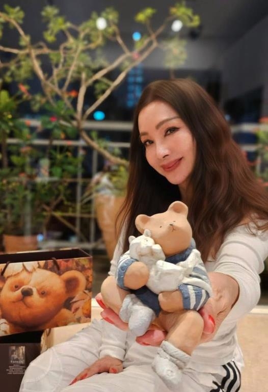 陳美鳳「69歲私下狀態」全沒遮！曬片「超巨大蜜桃」整顆入鏡不藏了