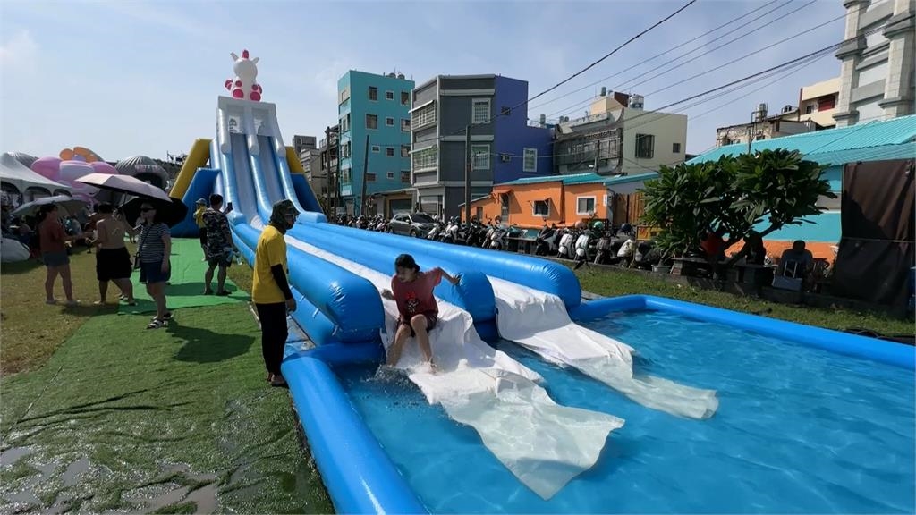 高雄旗津氣墊水樂園登場　4座大型戲水設施打造消暑勝地