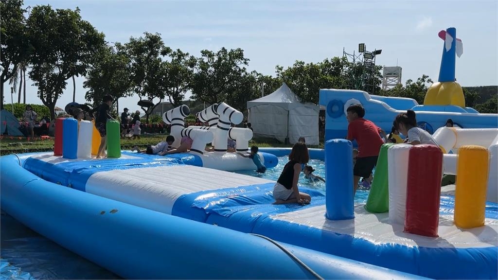 高雄旗津氣墊水樂園登場　4座大型戲水設施打造消暑勝地