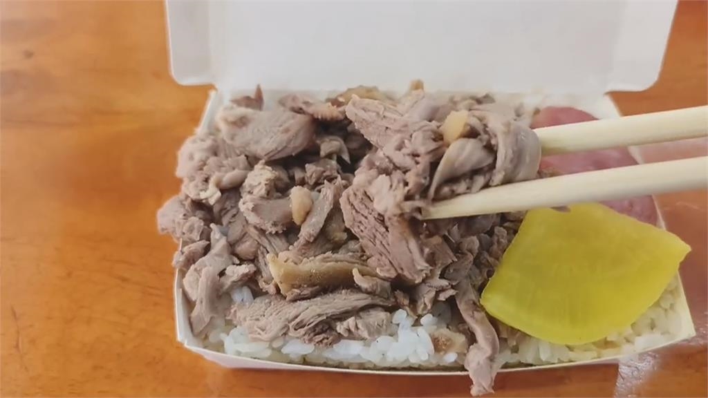 料理鼠王？超大老鼠趴流理台吃鴨肉　業者：未來會加強清潔