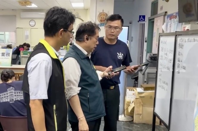 快新聞／宣布後壁停班課慢半拍？　南市府澄清：黃偉哲第一時間到場勘災