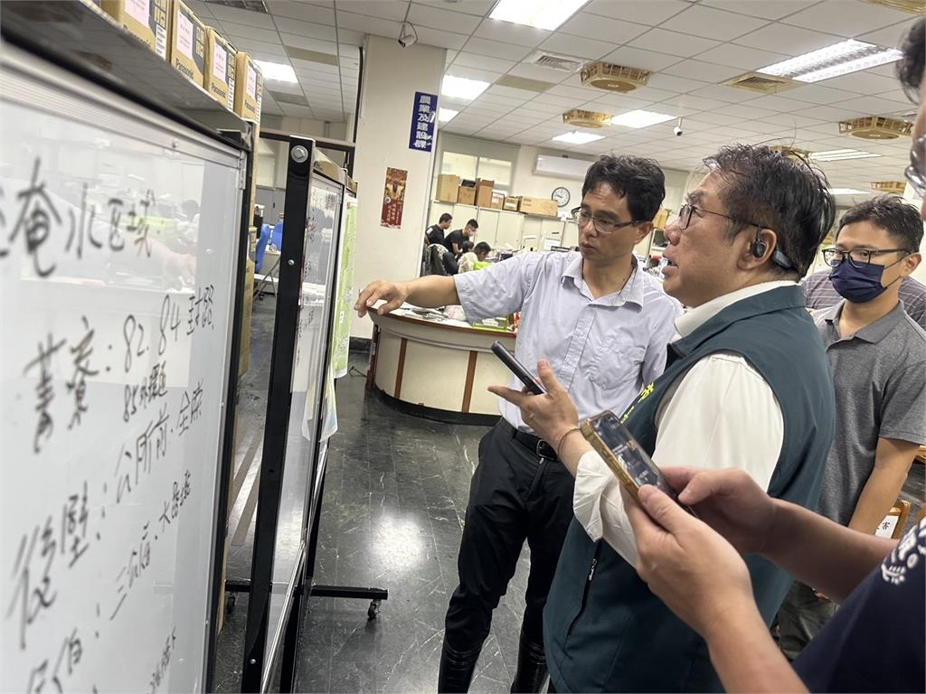 快新聞／宣布後壁停班課慢半拍？　南市府澄清：黃偉哲第一時間到場勘災