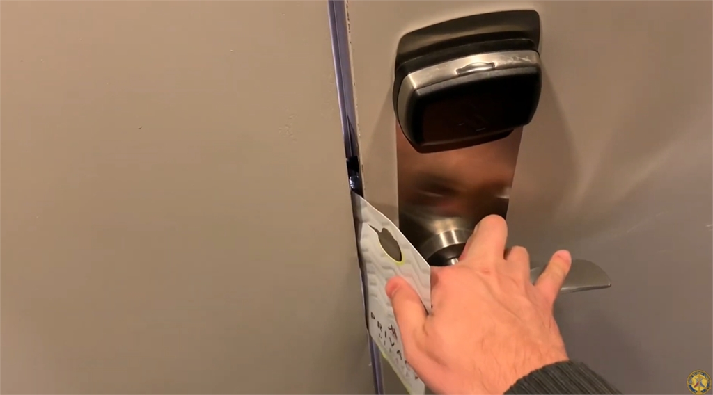 住飯店掛「請打掃」吊牌竟變成危機？專家曝「3大」安全對策：這些行為更該避免