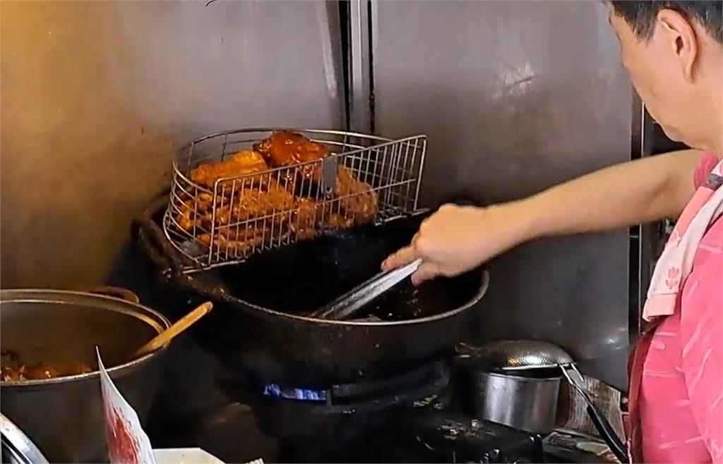 基隆在地佛心便當! 排骨飯+3配菜只要「50元」