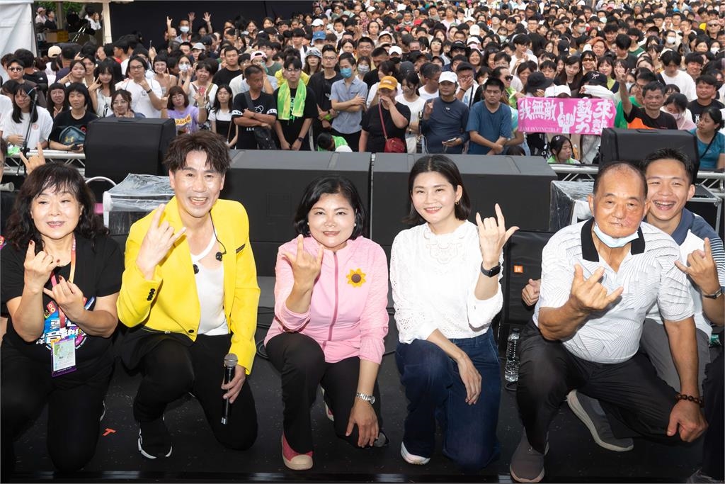 告五人壓軸登場high翻全場！國民姑丈羅時豐也來了