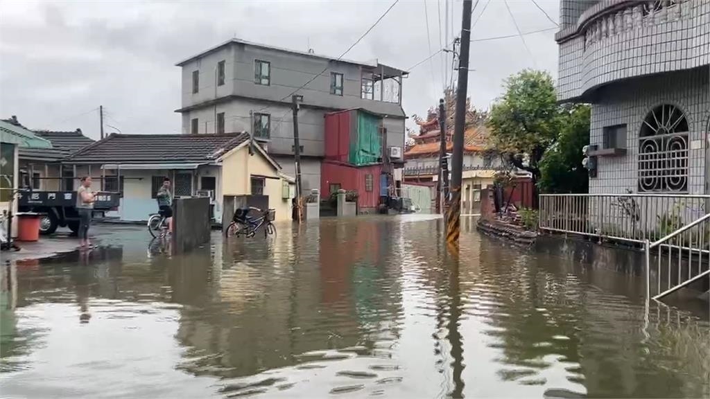 暴雨逢大潮！嘉義六腳「水淹半顆輪胎」　法拉利駕駛迴轉落跑