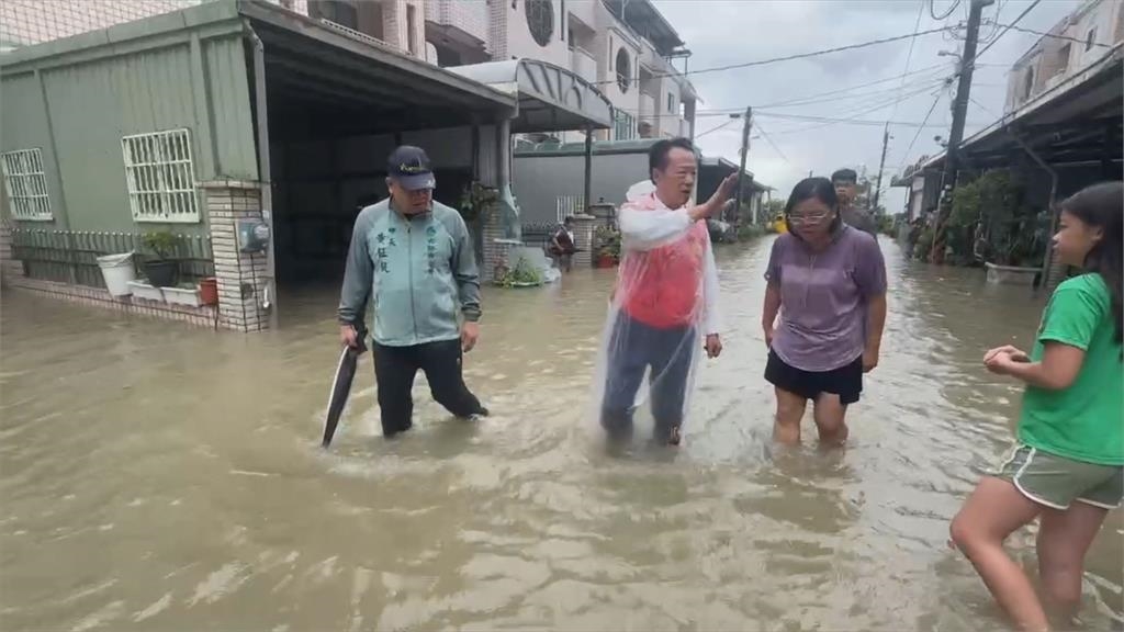 暴雨逢大潮！嘉義六腳「水淹半顆輪胎」　法拉利駕駛迴轉落跑