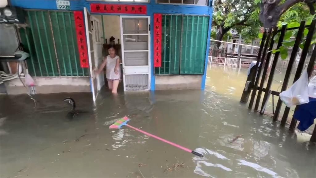 暴雨襲擊嘉義！　朴子市全境泡水居民搬沙包.移車自救