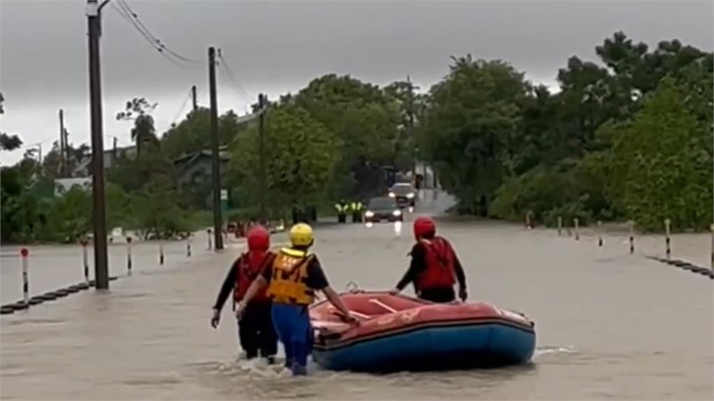 暴雨襲擊嘉義! 朴子市全境泡水居民搬沙包.移車自救