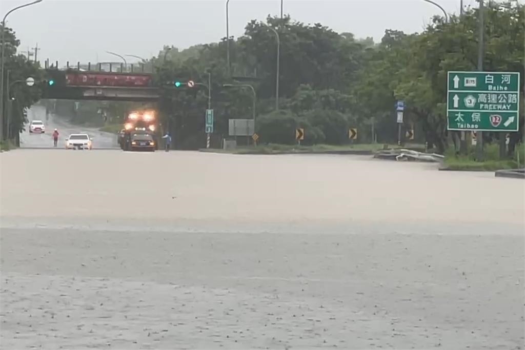 快新聞／上班注意！嘉義朴子「忠和交流道」暴雨淹水　警方封路管制