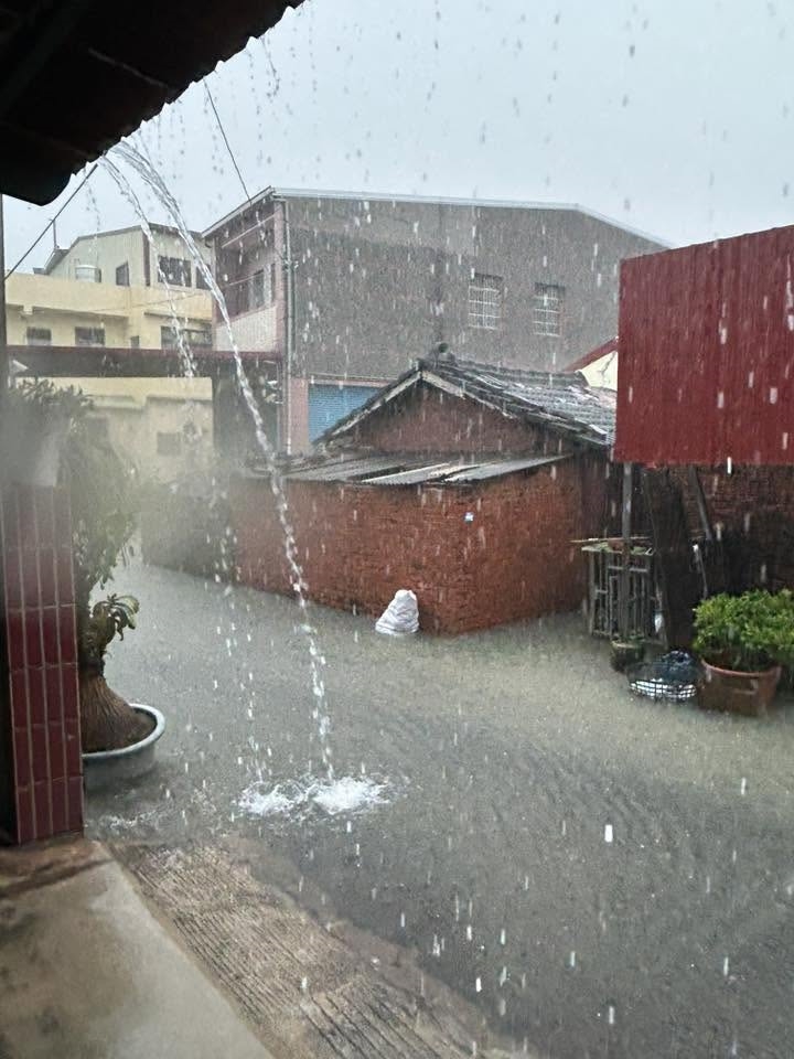 嘉義縣豪雨猛炸「淹成河」縣府急停班課！當地人淚：好多人屋頂還沒蓋上…