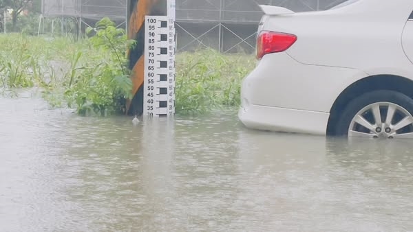 嘉義縣豪雨猛炸「淹成河」縣府急停班課！當地人淚：好多人屋頂還沒蓋上…