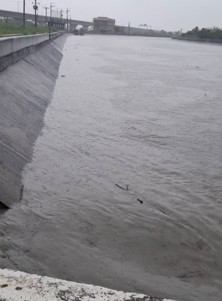 嘉義縣豪雨猛炸「淹成河」縣府急停班課！當地人淚：好多人屋頂還沒蓋上…