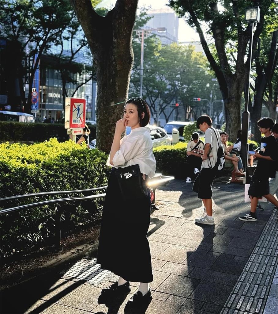 劉品言挺6個月孕肚飛日本!旅伴按快門大翻車「真實模樣流出」網笑:為什麼…