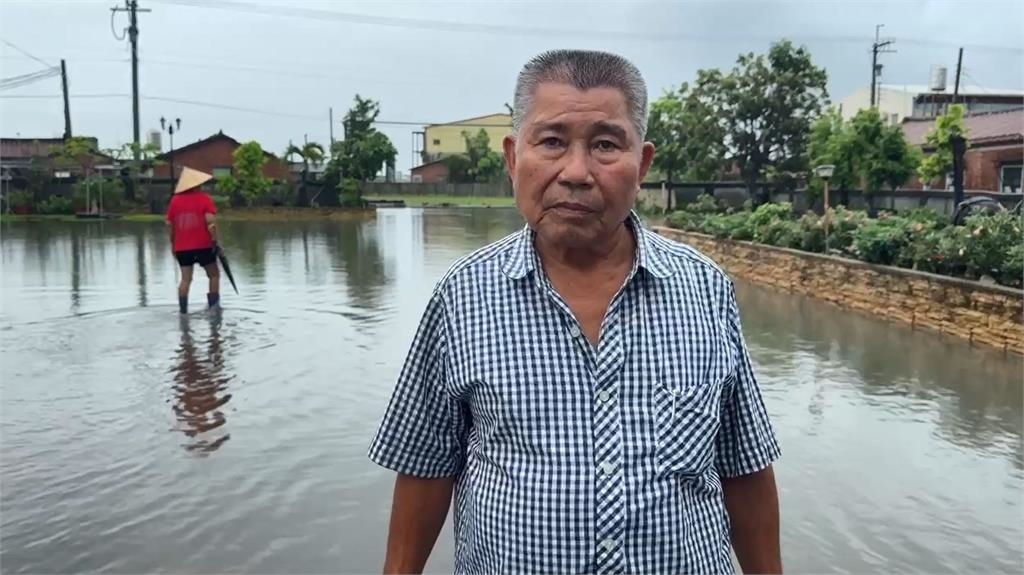 快新聞/雲嘉南淹水!蕃薯村鴨子幾乎「食嘸飼料」 無奈漫步畫面曝