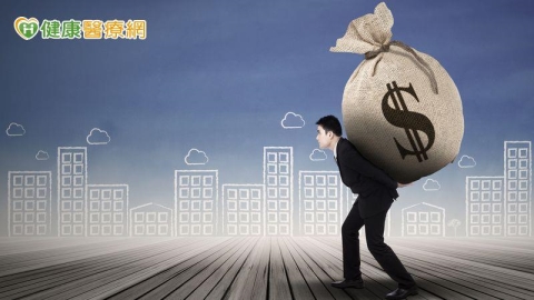 男搬重物多年患雙側疝氣「走路卡卡」! 「1手術」修補裂口救回行動力