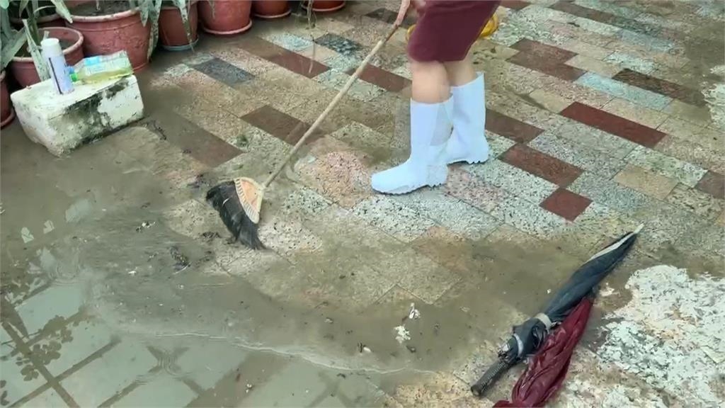 崩潰！嘉義六腳鄉「大排暴漲」　大水淹入民宅滿屋淤泥