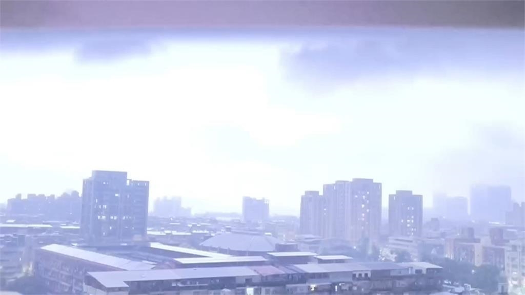 南部深夜閃電不斷！　民眾嚇壞：宛如巨人降臨