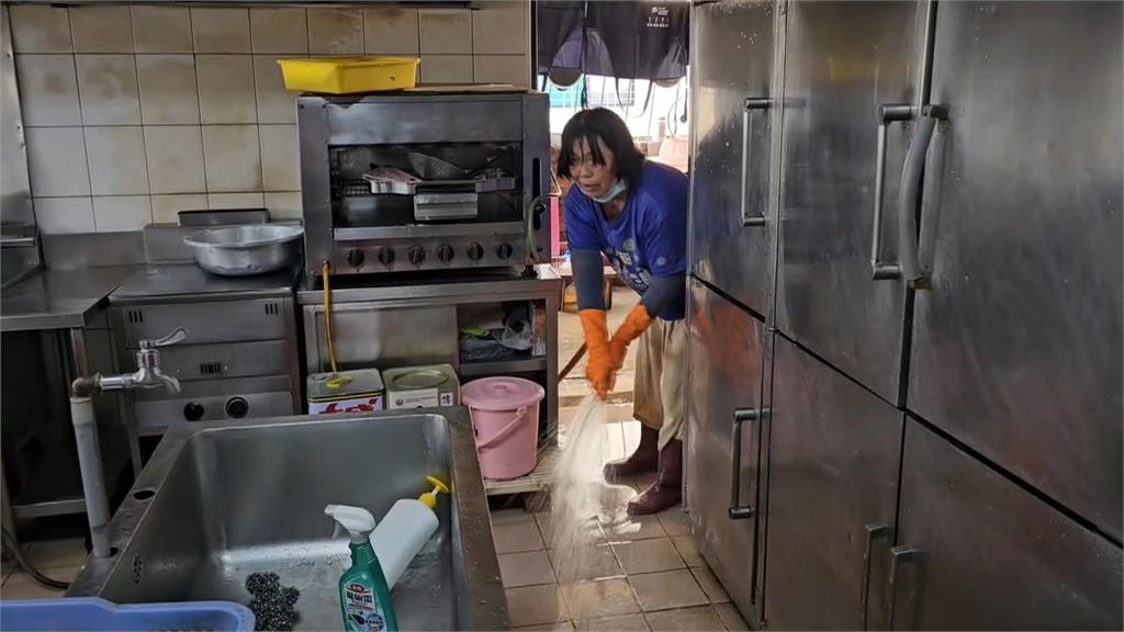 貨車衝過濺起積水「衝破民宅玻璃」 台南後壁老夫妻遭割傷1人縫30針