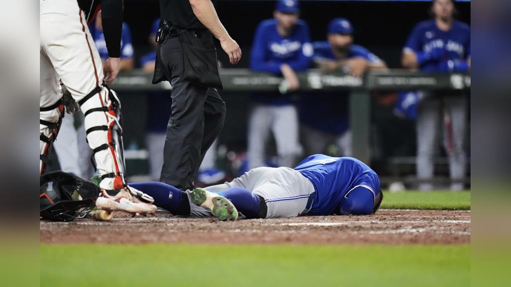 MLB／154公里火球直擊頭盔發出巨響！ 藍鳥春天哥當場倒地無法起身