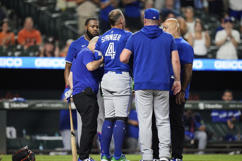 MLB／154公里火球直擊頭盔發出巨響！ 藍鳥春天哥當場倒地無法起身