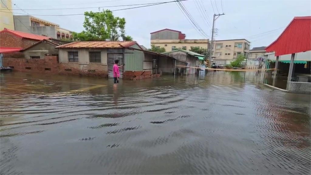 大雨狂炸中南部 嘉義東石頂揖村淹水成孤島