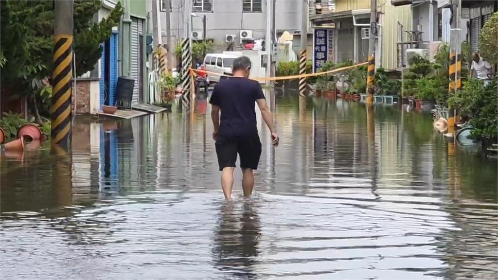 大雨狂炸中南部 嘉義東石頂揖村淹水成孤島