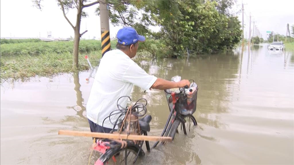 淹到膝蓋! 嘉義六腳大排潰堤淹進民宅 居民:整夜不敢睡