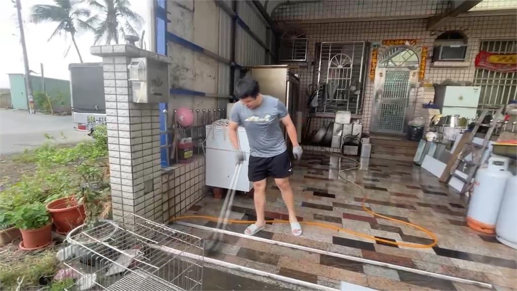 淹到膝蓋! 嘉義六腳大排潰堤淹進民宅 居民:整夜不敢睡