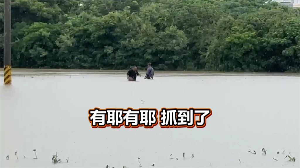 苦中作樂！屏東恆春龍水里水淹及腰　居民自備漁網捕魚