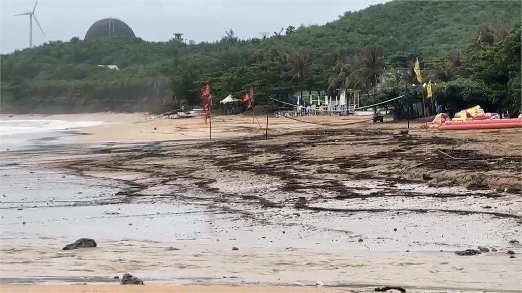 苦中作樂！屏東恆春龍水里水淹及腰　居民自備漁網捕魚