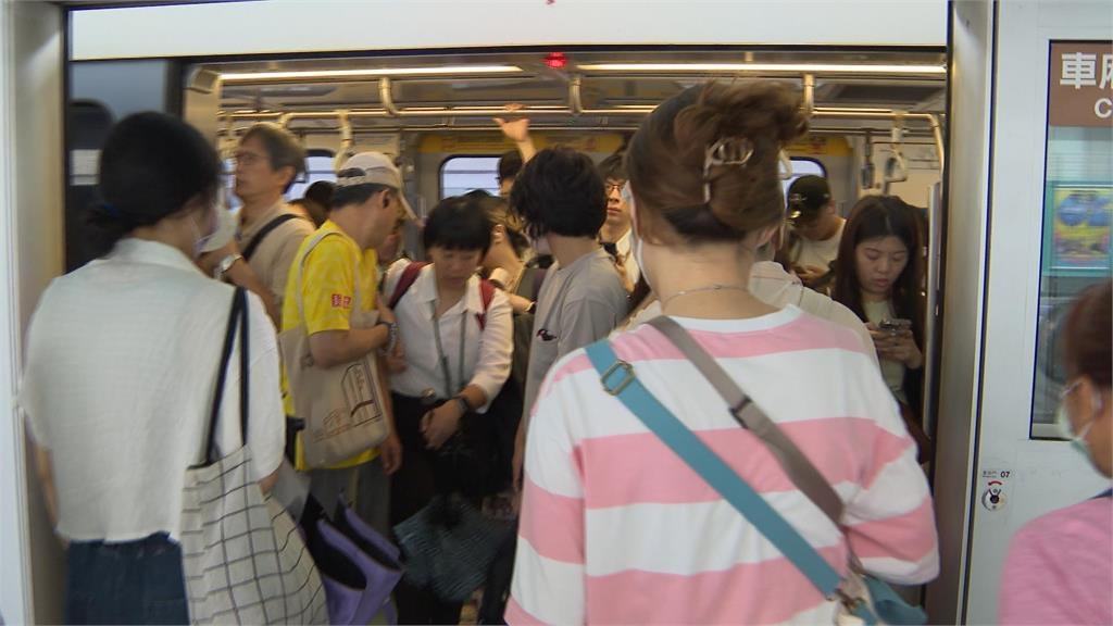 北捷文湖線出包！交通大亂　旅客摸黑走軌道