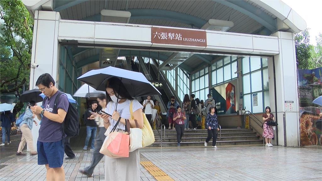 北捷文湖線出包！交通大亂　旅客摸黑走軌道