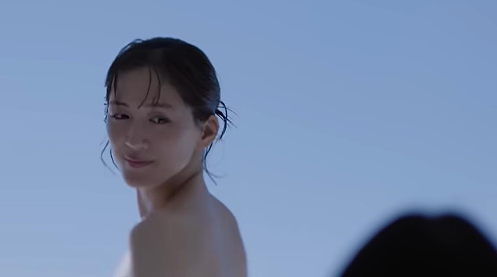 綾瀨遙「上半身全裸」站窗邊拍廣告!大尺度畫面曝光吸1400萬人朝聖
