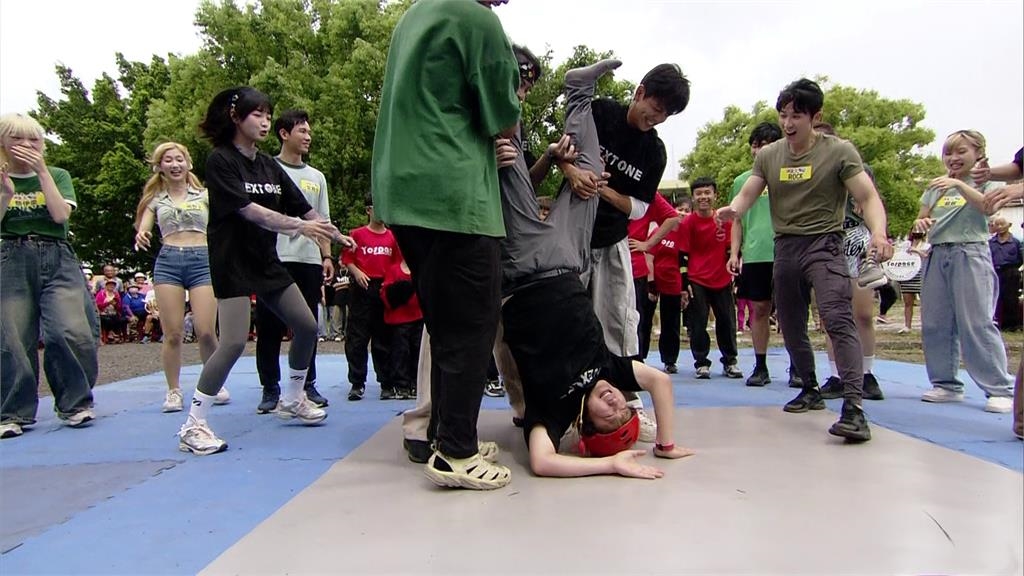 《綜藝大集合》綜藝天王胡瓜「頭轉」來真的!頭脹紅、鞋子不見