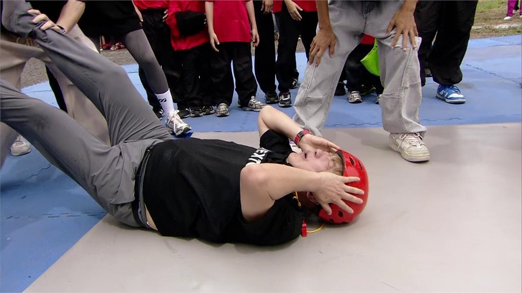 《綜藝大集合》綜藝天王胡瓜「頭轉」來真的!頭脹紅、鞋子不見