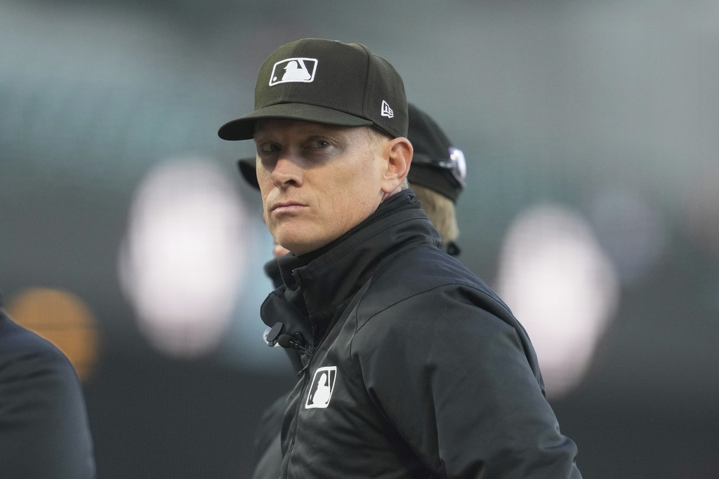 MLB(影)／大聯盟出現爭議判決！紅中進壘點主審判壞球投捕直接愣住當機引起討論