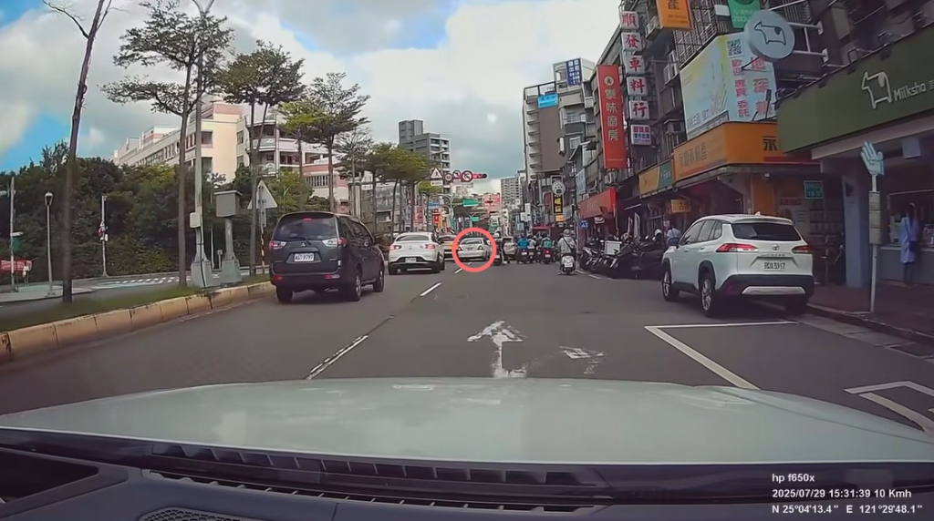 黃文星開車竟目睹「警匪追逐戰」!網友嚇喊:宛如八點檔真實上演