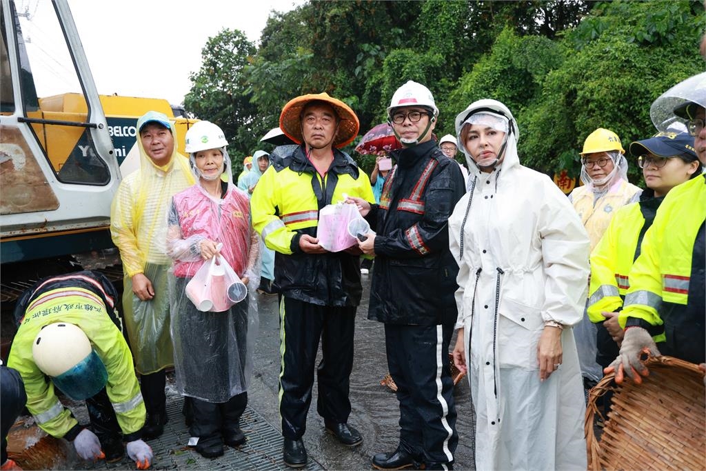 快新聞/赴高雄六龜視察 陳其邁:守護山區民眾權益、工程人員注意安全