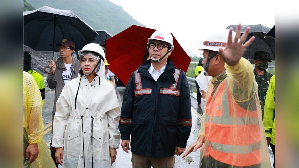 赴高雄六龜視察 陳其邁:守護山區民眾權益、工程人員注意安全 赴高雄六龜視察 陳其邁:守護山區民眾權益、工程人員注意安全