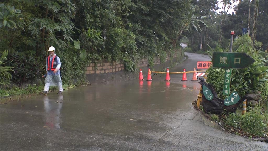 嘉義山區大雨滂沱災情多 翁章梁勘災124縣道遇道路坍方