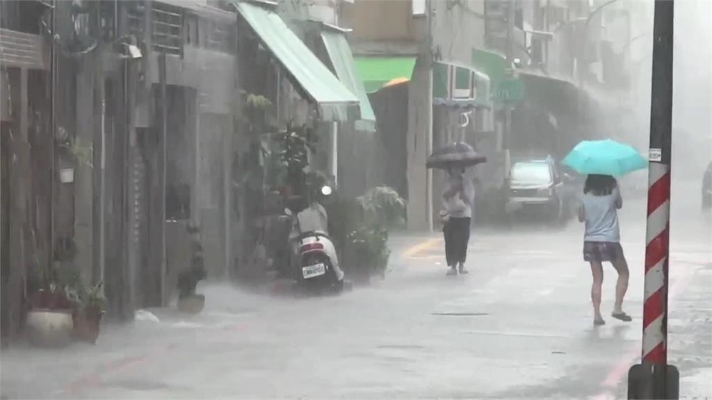 雨襲南台灣「這1天」才趨緩!粉專曬圖「大遍全紫爆」示警:雨水含量已飽和 雨襲南台灣「這1天」才趨緩!粉專曬圖「大遍全紫爆」示警:雨水含量已飽和