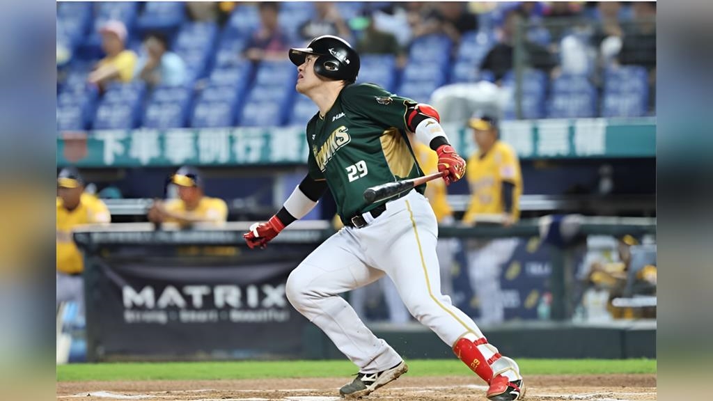 中職／差點變跨夜大戰！歷時5小時大戰張肇元10局滿貫砲成「雄鷹百轟」取勝