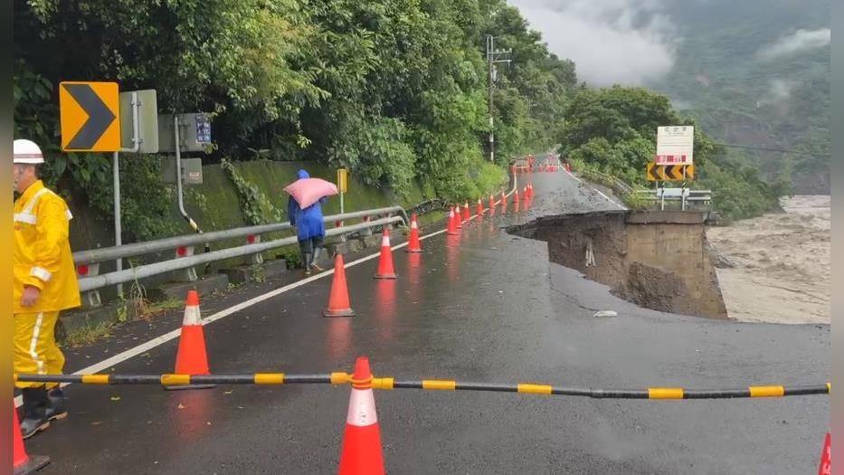 豪雨狂炸!南橫路基流失交通中斷 陳世凱下令「這時間」搶通 豪雨狂炸!南橫路基流失交通中斷 陳世凱下令「這時間」搶通