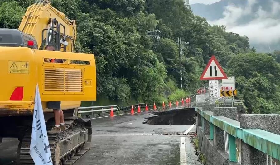 快新聞/豪雨狂炸!南橫路基流失交通中斷 陳世凱下令「這時間」搶通