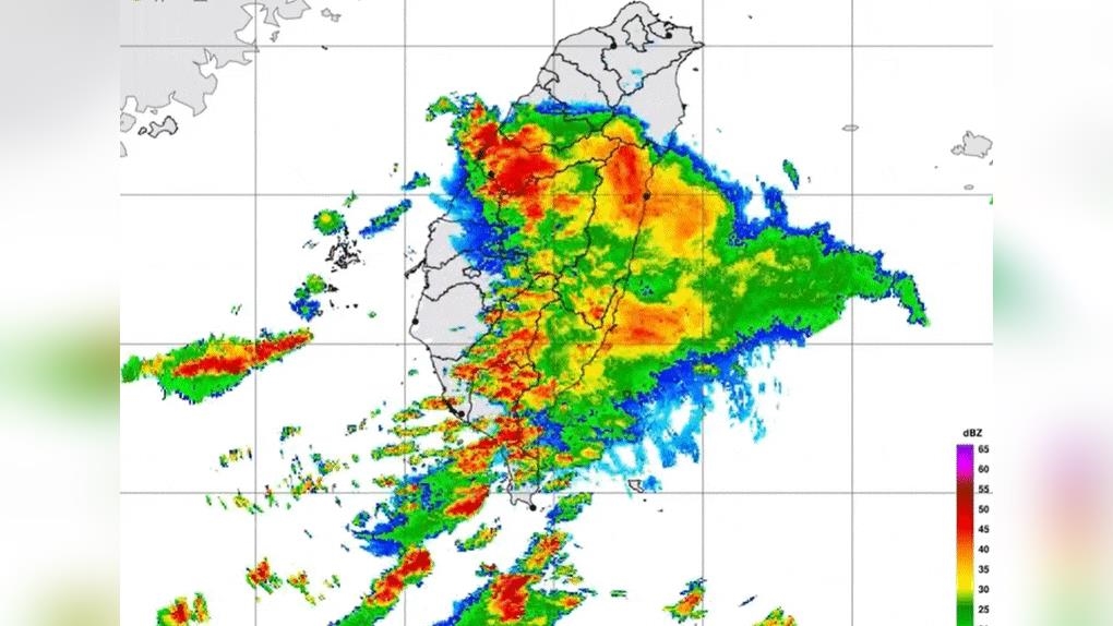 大雨猛炸⋯台中人崩潰：十年來沒見過！粉專示警「雨停日子還很遠」