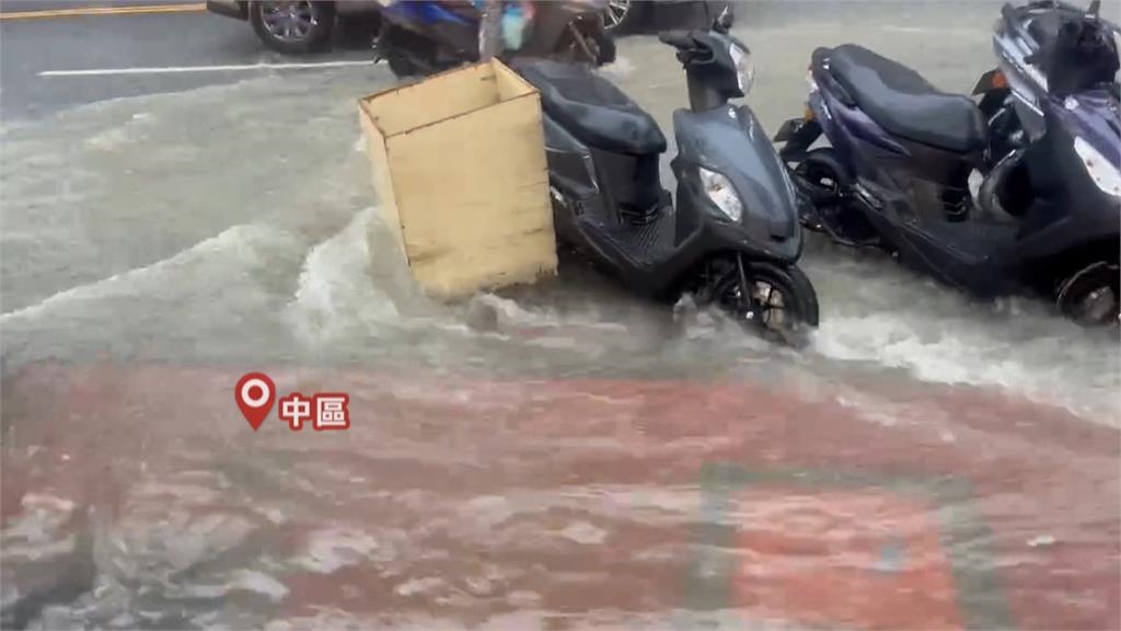 大雨猛炸⋯台中人崩潰：十年來沒見過！粉專示警「雨停日子還很遠」