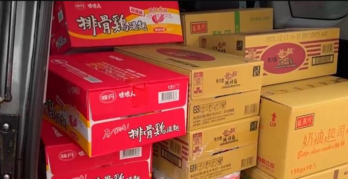 南投山區多處徹夜大雨 女駕駛受困消防員徒步救援
